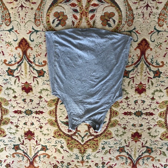 Three tie-back tanks (2 lululemon / 1 GapFit) - Picture 5 of 8